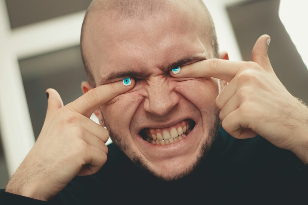 How to Recognize a Sociopath vs a Psychopath in Everyday Life